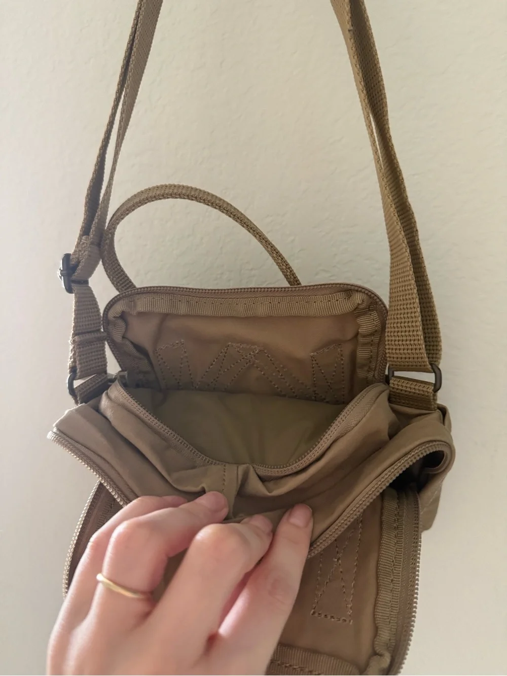 Kånken Small Crossbody Bag in Brown